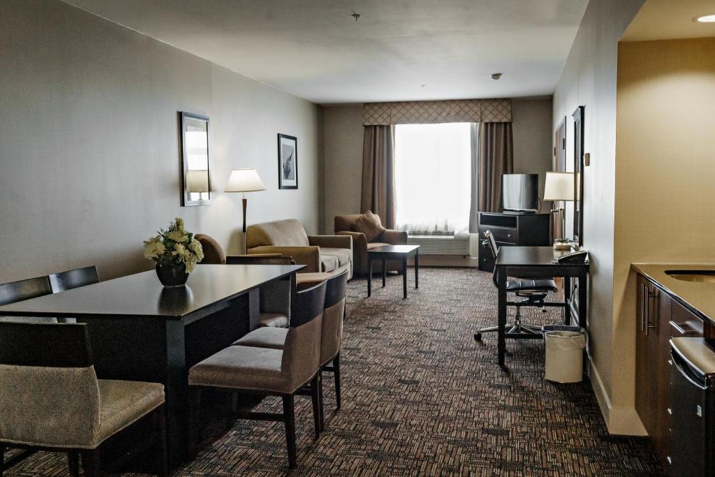 Radisson Hotel Edmonton Airport - King-1 Bdrm Ste Premium-dining Area-sofa-nsmk