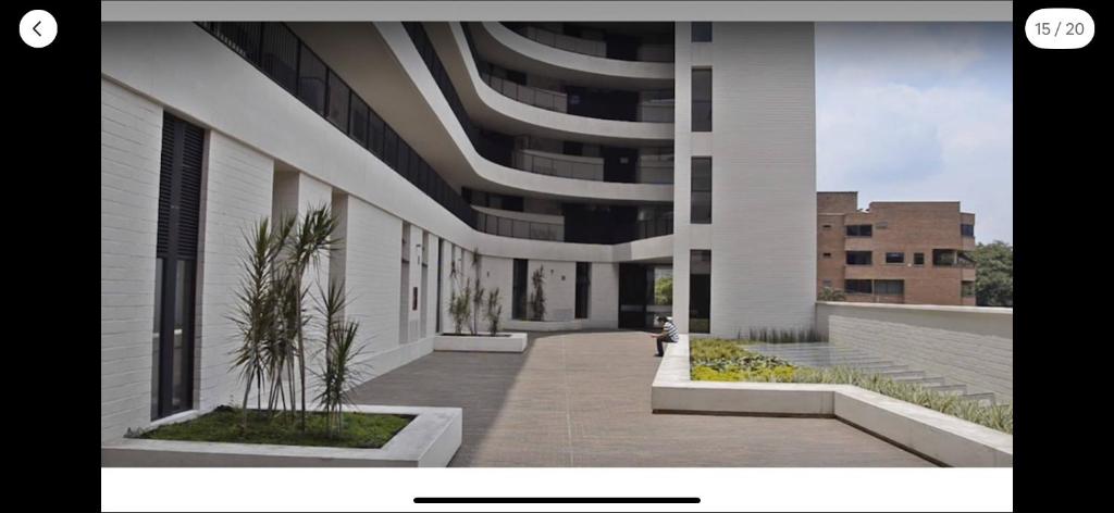 メデジンにあるApartamento Santa Coloma - WAKE FRONTの中庭付きの建物の表示