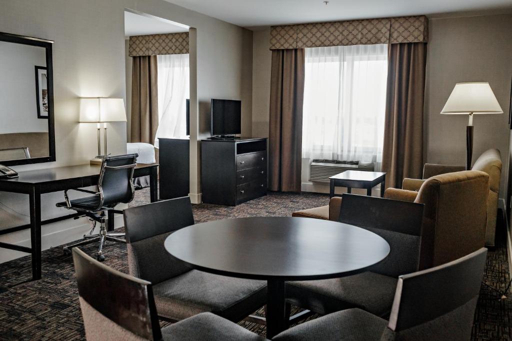 Radisson Hotel Edmonton Airport - King Bed-studio Ste-dining Area-sofa-non Smk
