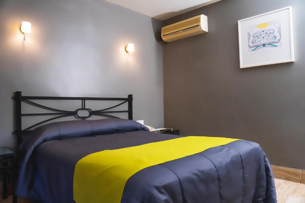 Postel nebo postele na pokoji v ubytování Hotel Arboledas Expo