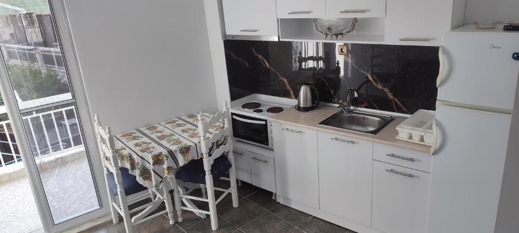 Η κουζίνα ή μικρή κουζίνα στο Aegean Apartments