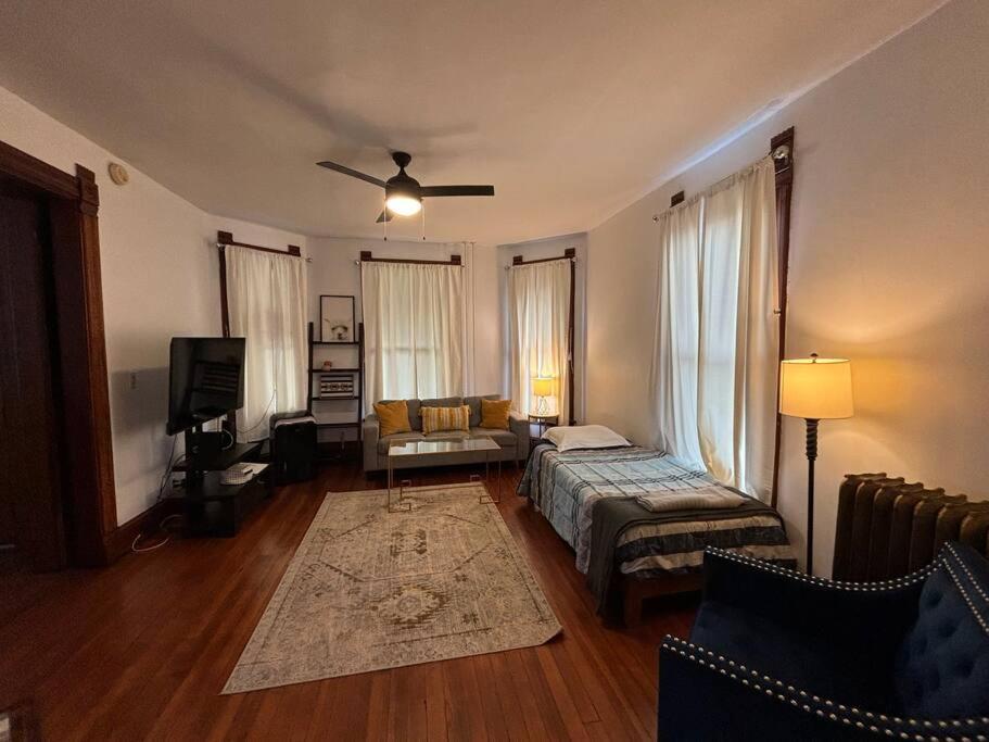 Ένα ή περισσότερα κρεβάτια σε δωμάτιο στο Eighty Three-Historic Downtown