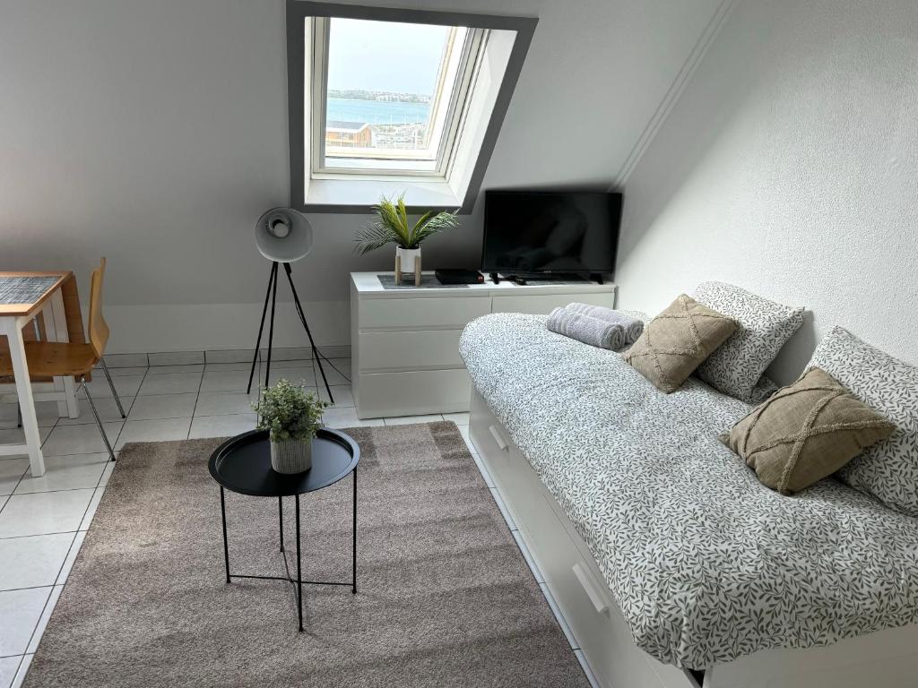 un salon avec un canapé et une télévision dans l'établissement ღ Nautique - Vue Mer, Parking privé et Wifi fibre, à La Rochelle