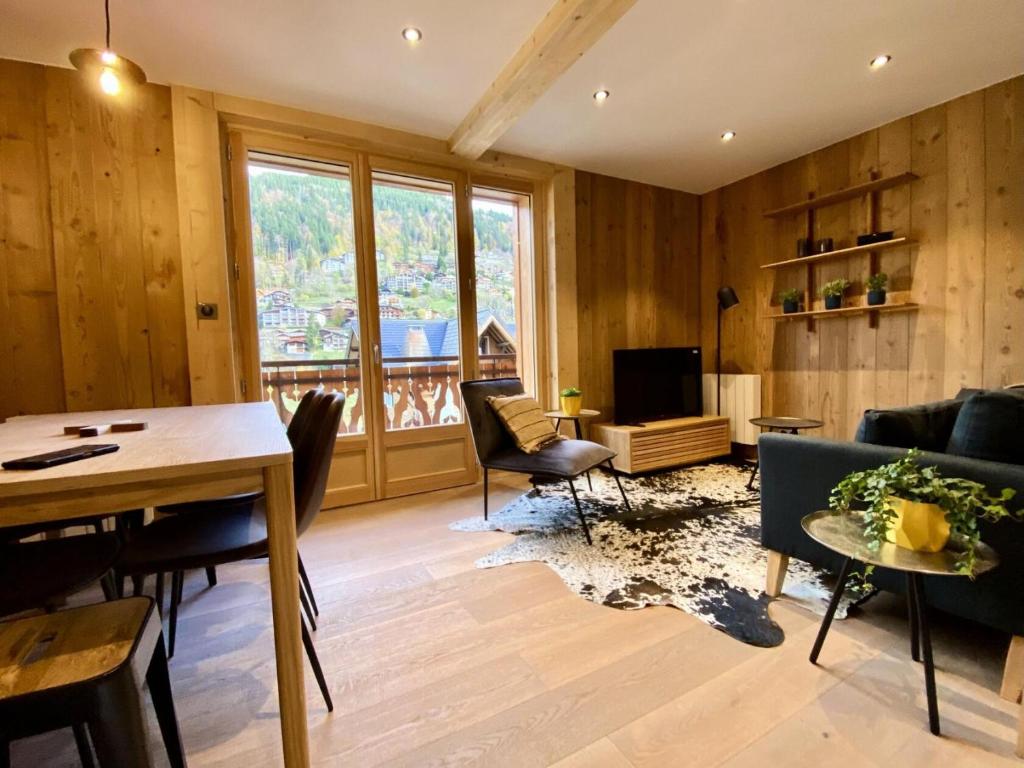 un salon avec un canapé et une table dans l'établissement Résidence Le Soleil Levant - Appartement Loulou - 4 personnes - Morzine centre MAE-4051, à Morzine