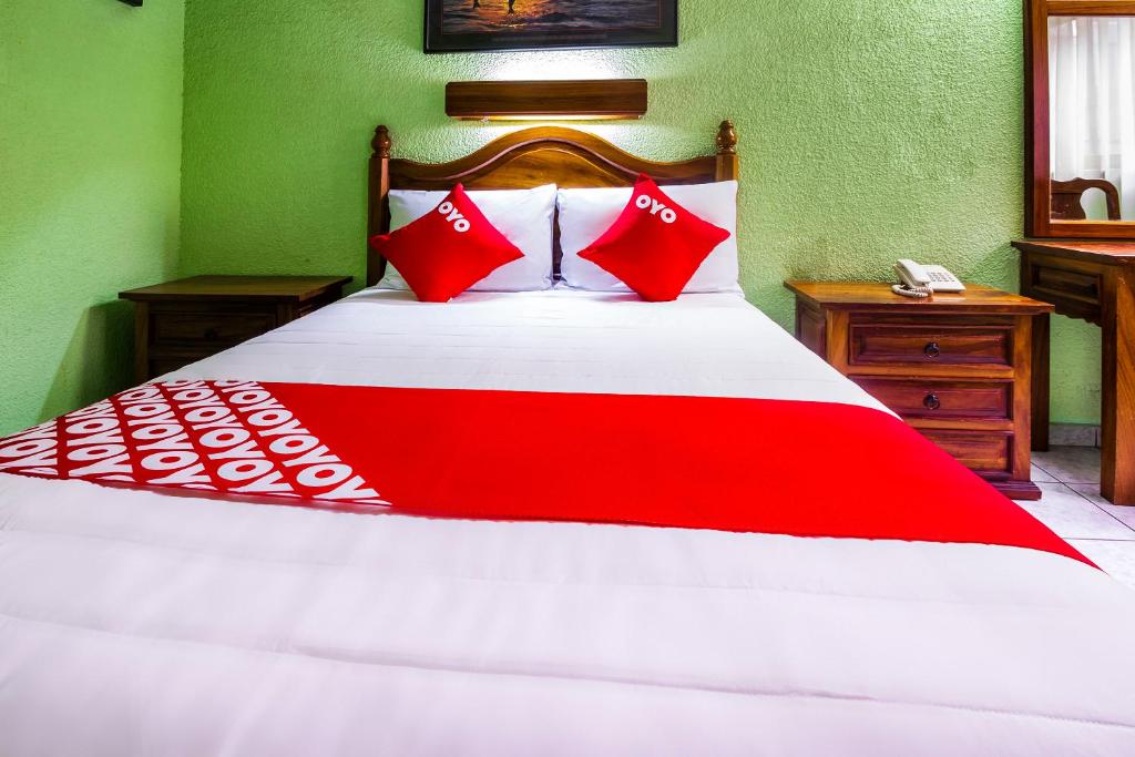 Postel nebo postele na pokoji v ubytování Hotel Canada, Guadalajara