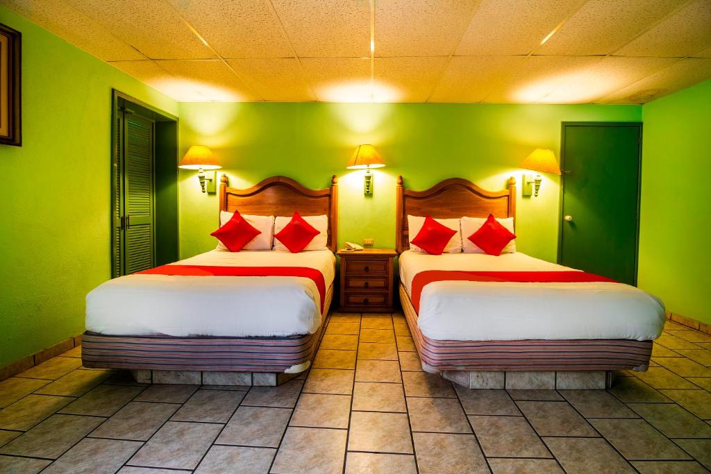 Postel nebo postele na pokoji v ubytování Hotel Canada, Guadalajara