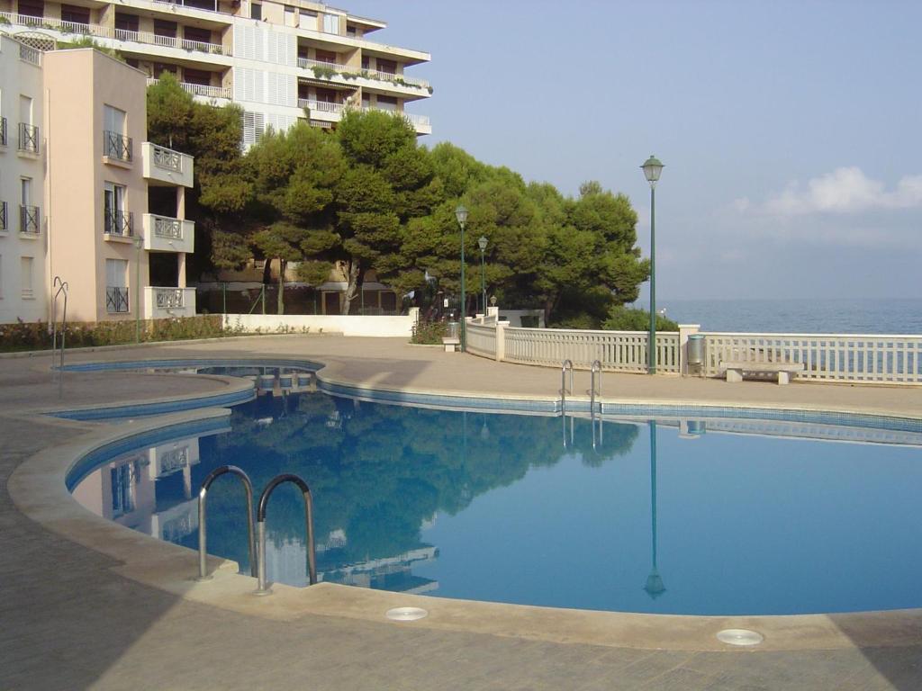 a large swimming pool in front of a building at Alpen1 Residencial Edison in Peniscola