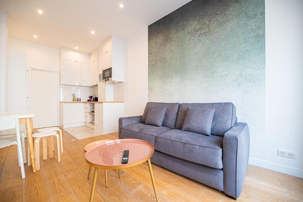 un salon avec un canapé et une table dans l'établissement Beautiful Apartment in saint germain des prés, à Paris