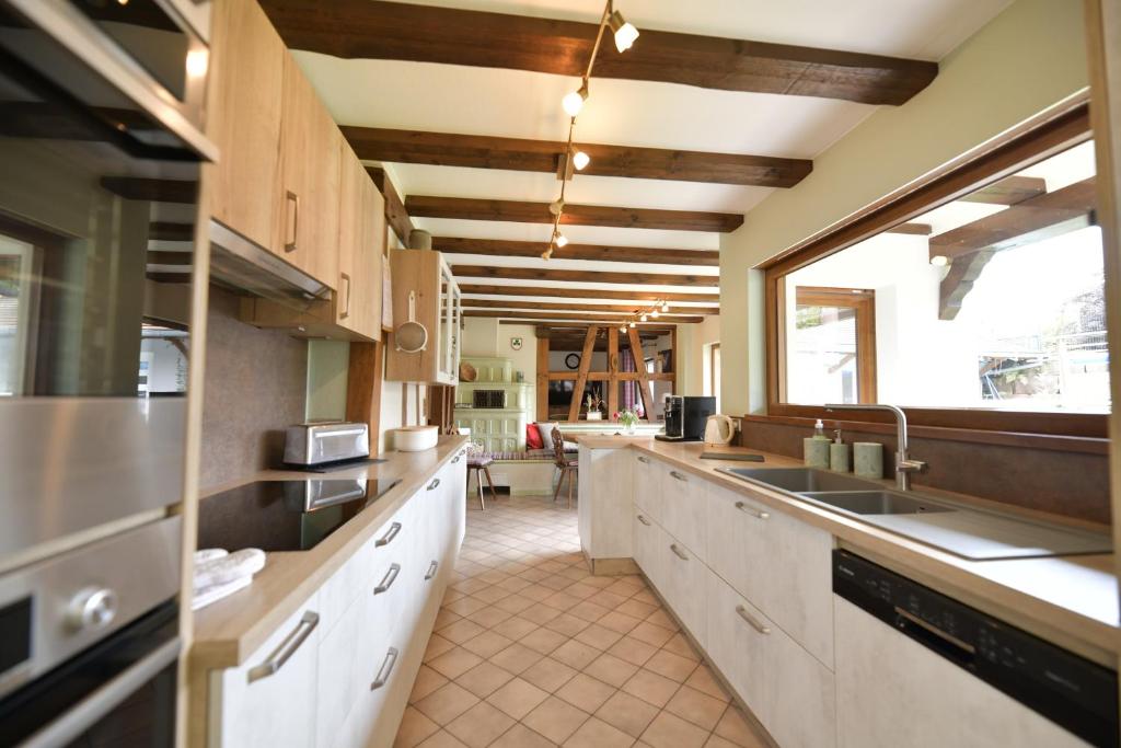 Kuchyň nebo kuchyňský kout v ubytování Gîte Vignoble de Cléebourg