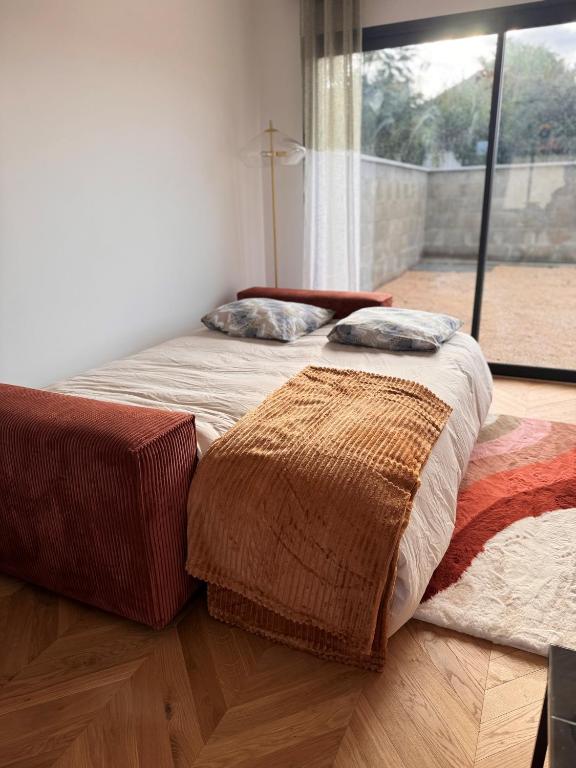 Postel nebo postele na pokoji v ubytování maison individuelle avec jardin terrasse proche Lyon croix rousse