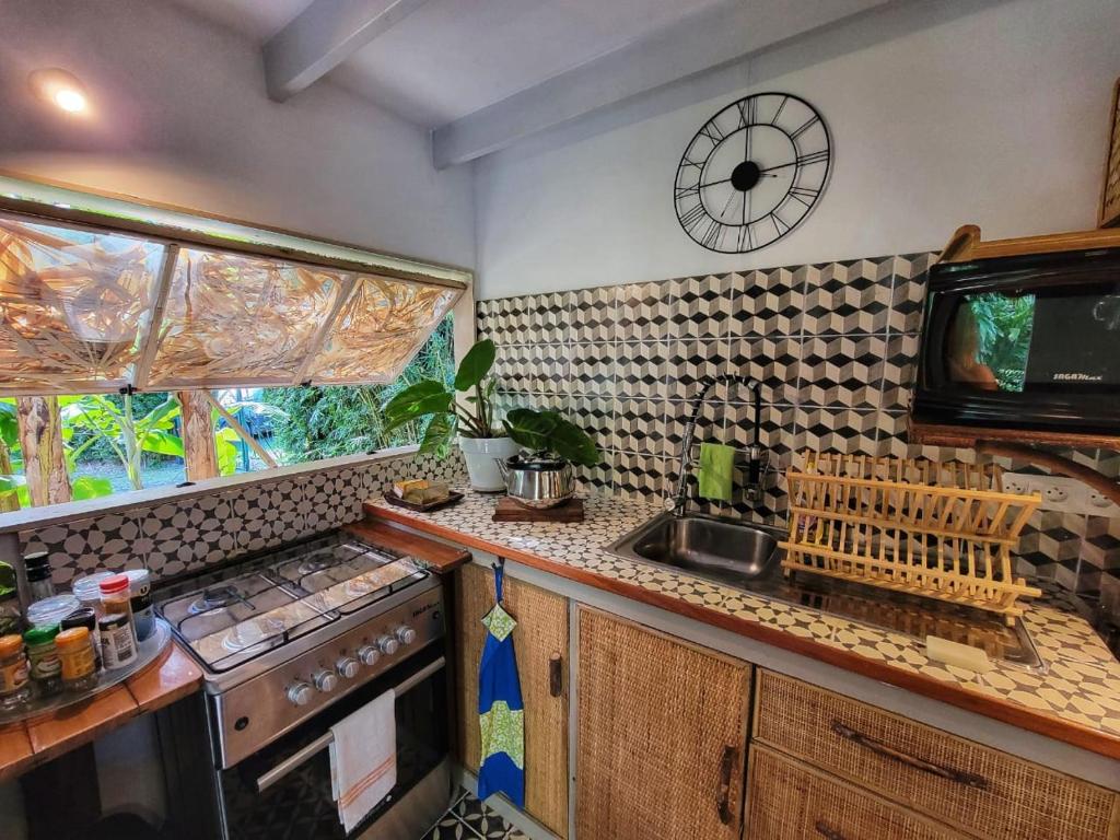 Kuchyň nebo kuchyňský kout v ubytování LOFT VANILLE avec clim et piscine partagee