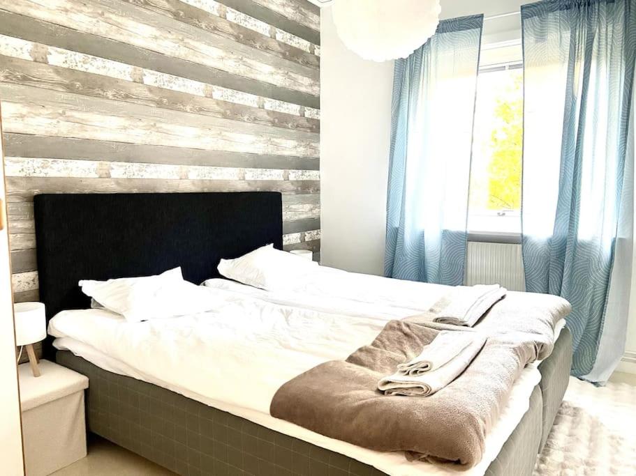 Postel nebo postele na pokoji v ubytování XL apartment with free parking