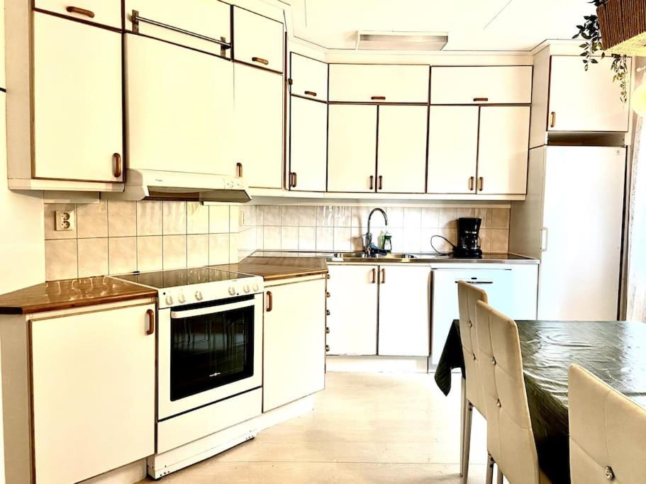 Kuchyň nebo kuchyňský kout v ubytování XL apartment with free parking