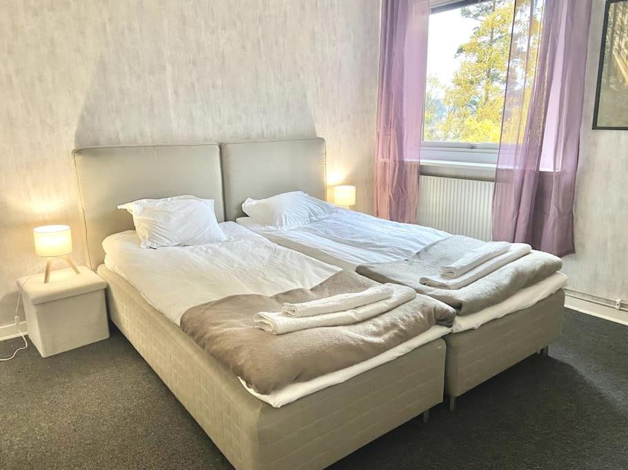 Postel nebo postele na pokoji v ubytování XL apartment with free parking