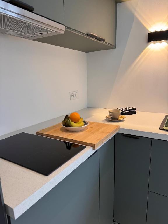 Kuchyň nebo kuchyňský kout v ubytování maison individuelle avec jardin terrasse proche Lyon croix rousse