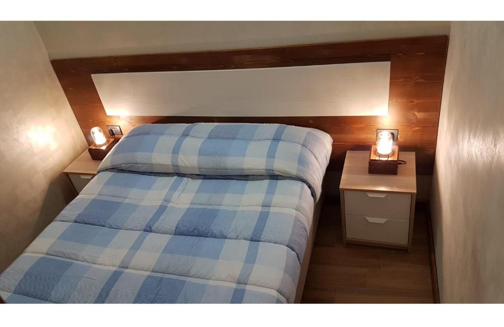 Łóżko lub łóżka w pokoju w obiekcie Orange Fox Cervinia apartment Vda Vacanze in Vetta CIR 0185