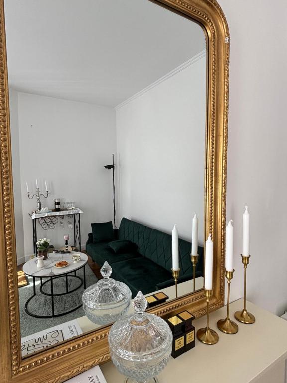 - un salon avec un miroir en or et un canapé vert dans l'établissement White Paris, à Paris