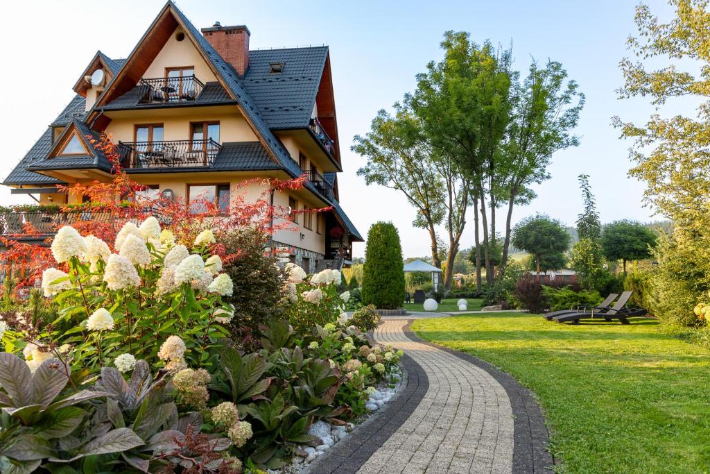 a house with a garden in front of it at Willa Pod Kozińcem in Czarna Góra