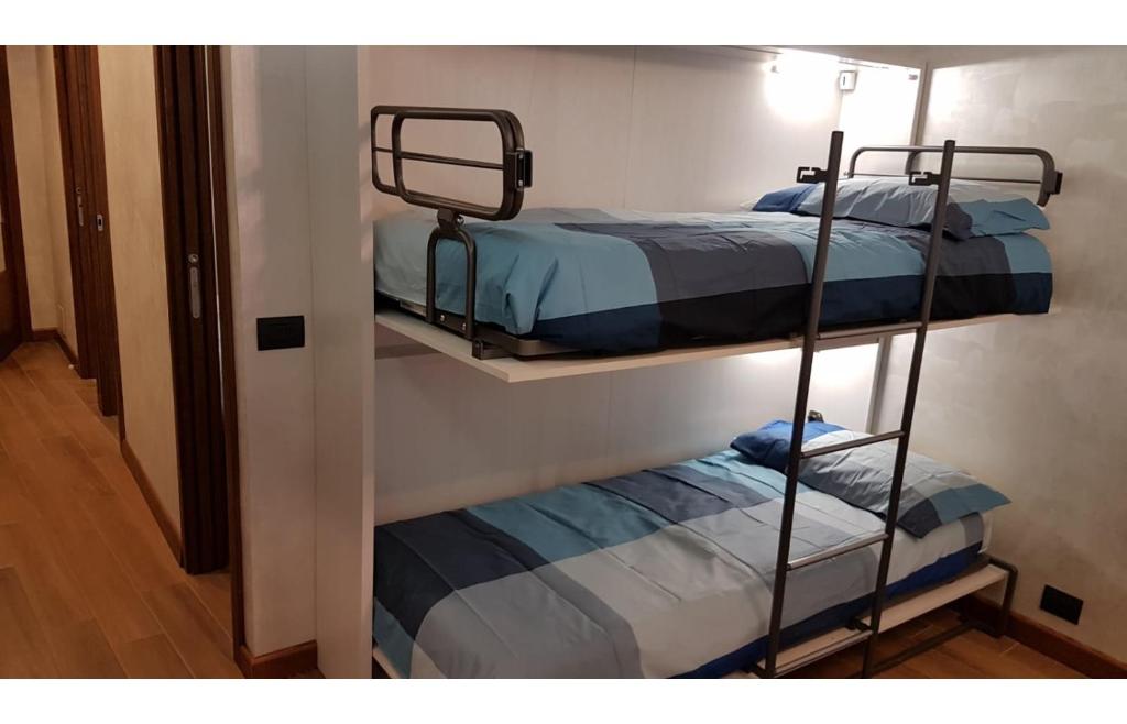 Łóżko lub łóżka w pokoju w obiekcie Orange Fox Cervinia apartment Vda Vacanze in Vetta CIR 0185