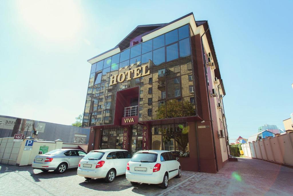 un hotel con coches aparcados delante en Viva Hotel, en Járkov