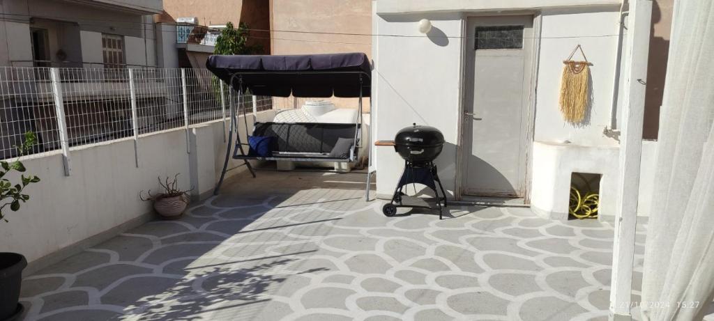 Fotografie z fotogalerie ubytování Apartment with terrace in Piraiki v destinaci Piraeus