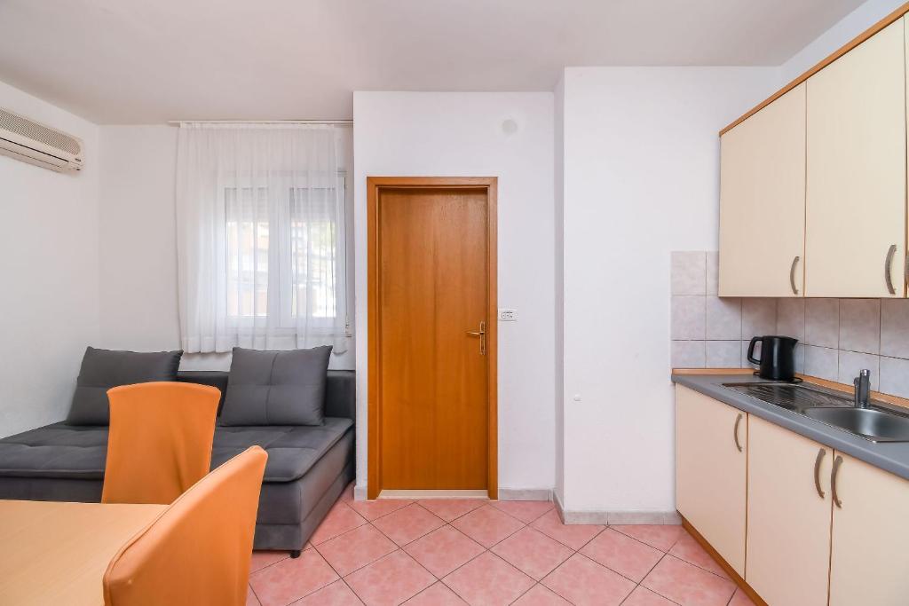 Kuchyň nebo kuchyňský kout v ubytování Apartments Jakov