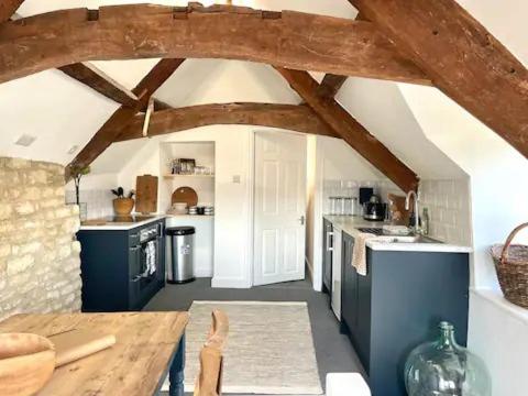 Una cocina o cocineta en The Hopps - New, Stylish Loft