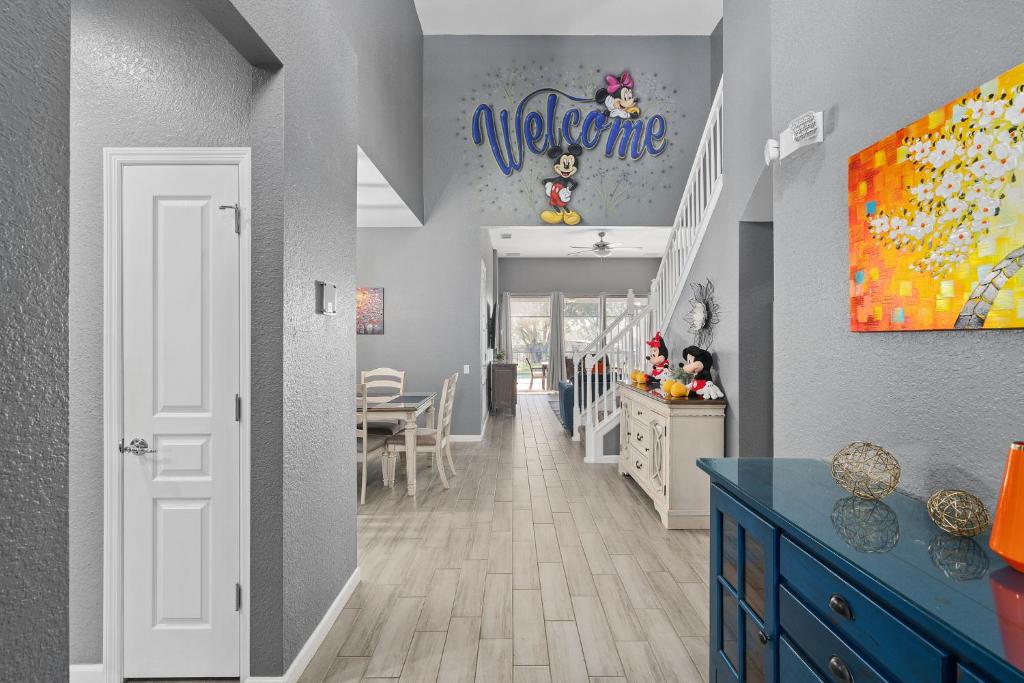 Φωτογραφία από το άλμπουμ του Luxury 5BR Villa Near Disney, Private Pool & Game Room στο Ορλάντο