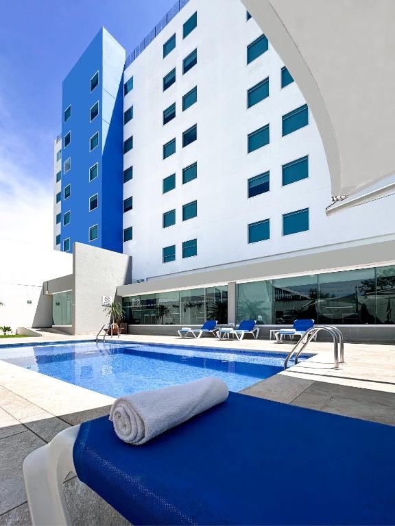 Bazén v ubytování Holiday Inn Express Mérida by IHG nebo v jeho okolí