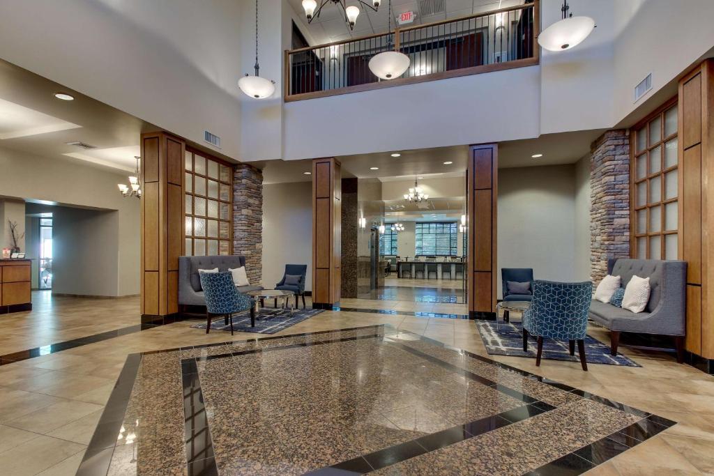 Posezení v ubytování Drury Inn & Suites Phoenix Happy Valley