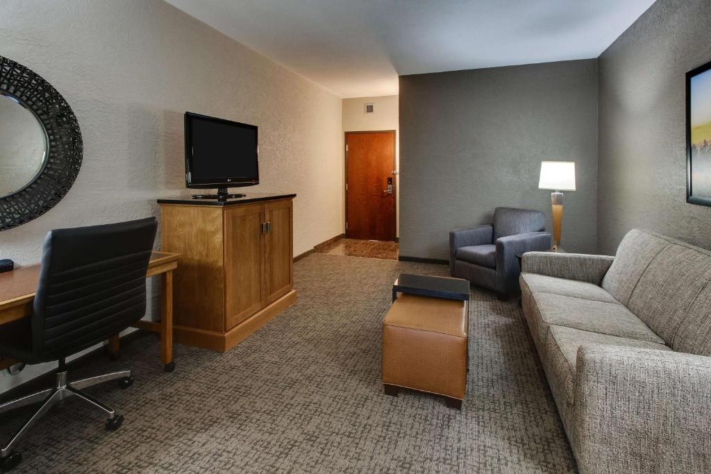 TV a/nebo společenská místnost v ubytování Drury Inn & Suites Phoenix Happy Valley