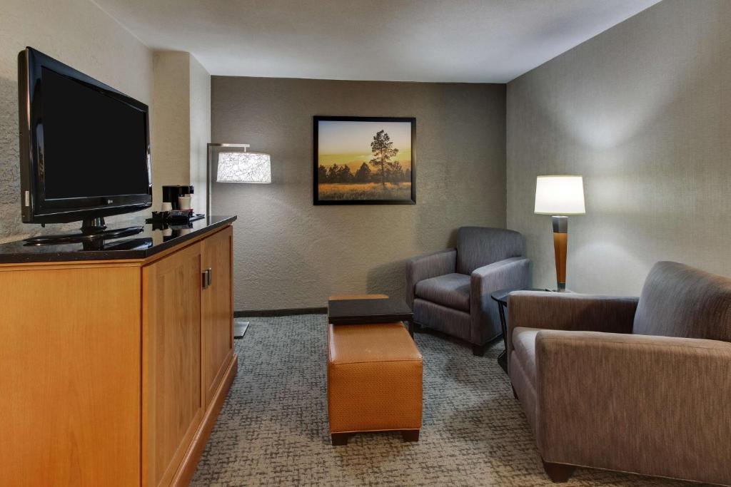 TV a/nebo společenská místnost v ubytování Drury Inn & Suites Phoenix Happy Valley