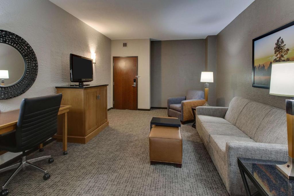 TV a/nebo společenská místnost v ubytování Drury Inn & Suites Phoenix Happy Valley