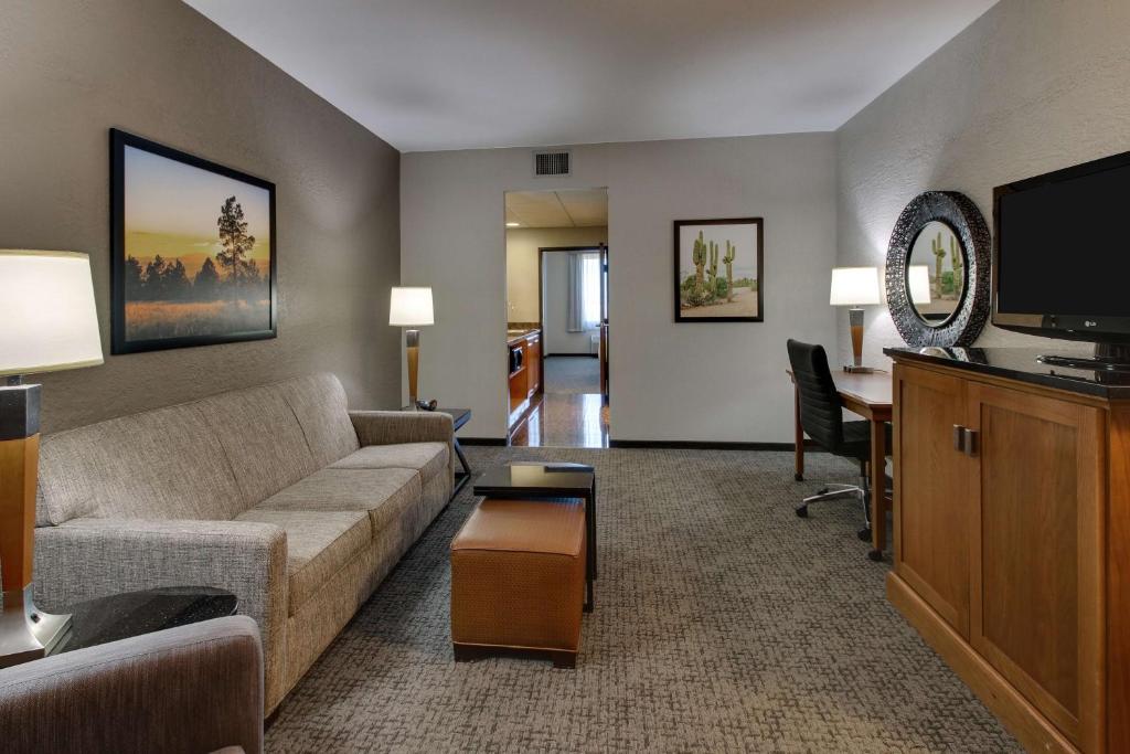 TV a/nebo společenská místnost v ubytování Drury Inn & Suites Phoenix Happy Valley