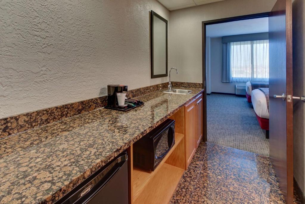 Kuchyň nebo kuchyňský kout v ubytování Drury Inn & Suites Phoenix Happy Valley