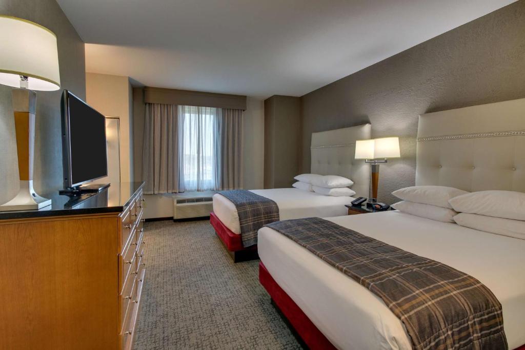 Postel nebo postele na pokoji v ubytování Drury Inn & Suites Phoenix Happy Valley