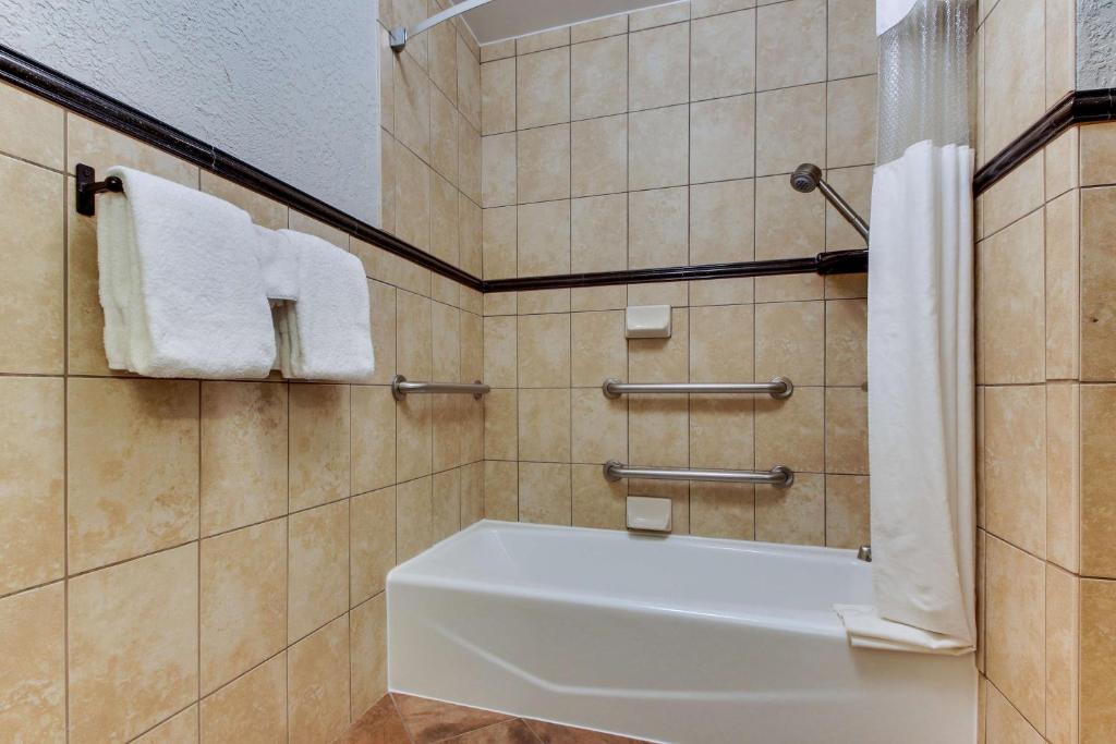 Drury Inn & Suites Phoenix Happy Valley photo