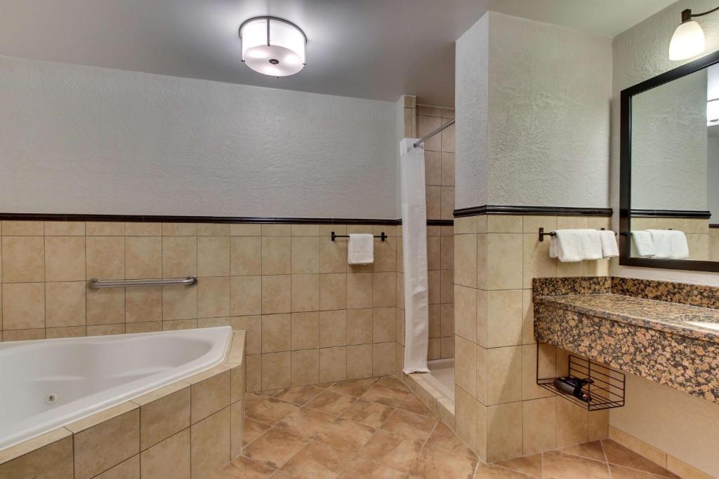 Drury Inn & Suites Phoenix Happy Valley photo