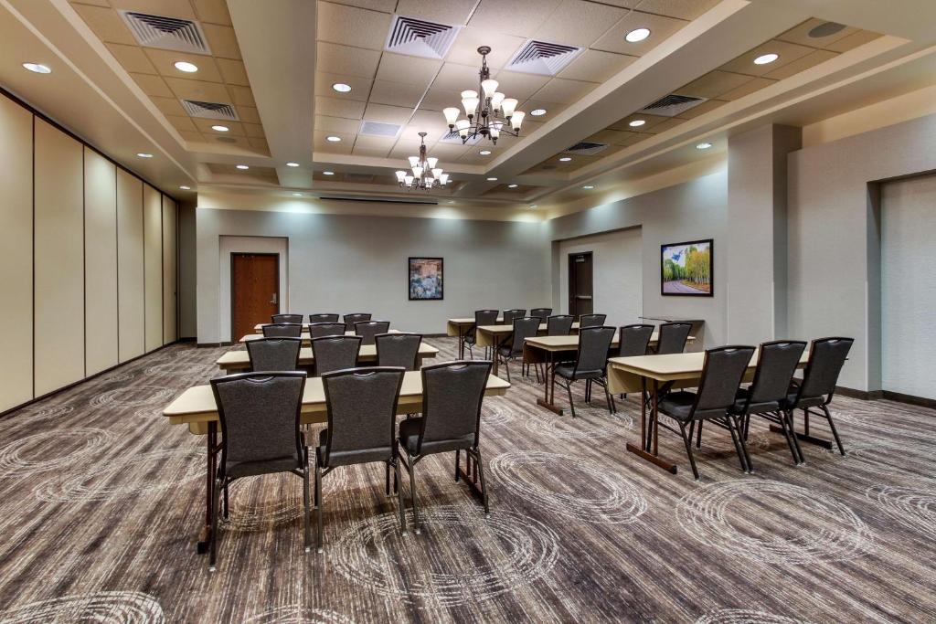 Drury Inn & Suites Phoenix Happy Valley photo