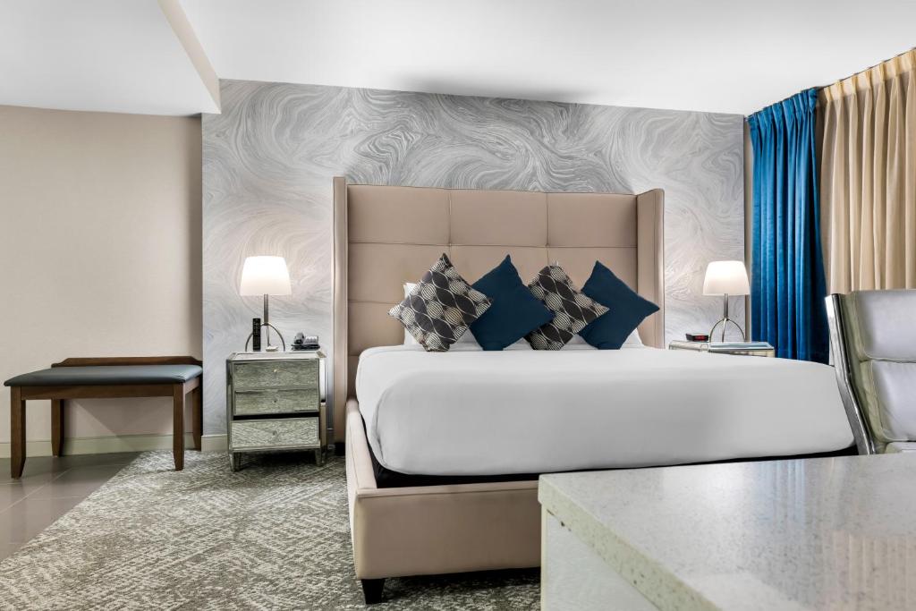 The Hills Hotel, an IHG Hotel - King Suite With Living Area And Powder Room