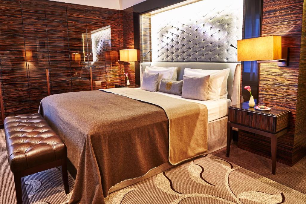 Cama ou camas em um quarto em Steigenberger Icon Frankfurter Hof