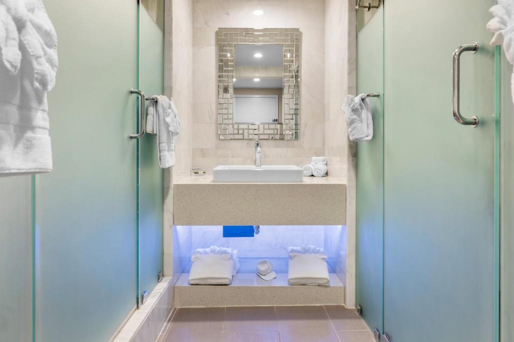 The Hills Hotel, an IHG Hotel - King Suite