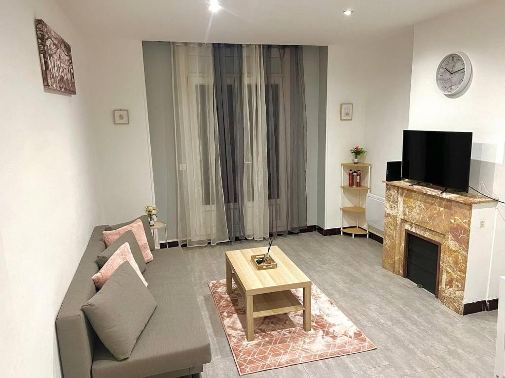 un salon avec un canapé et une cheminée dans l'établissement L'Horacien Plein Cœur de Marseille, à Marseille