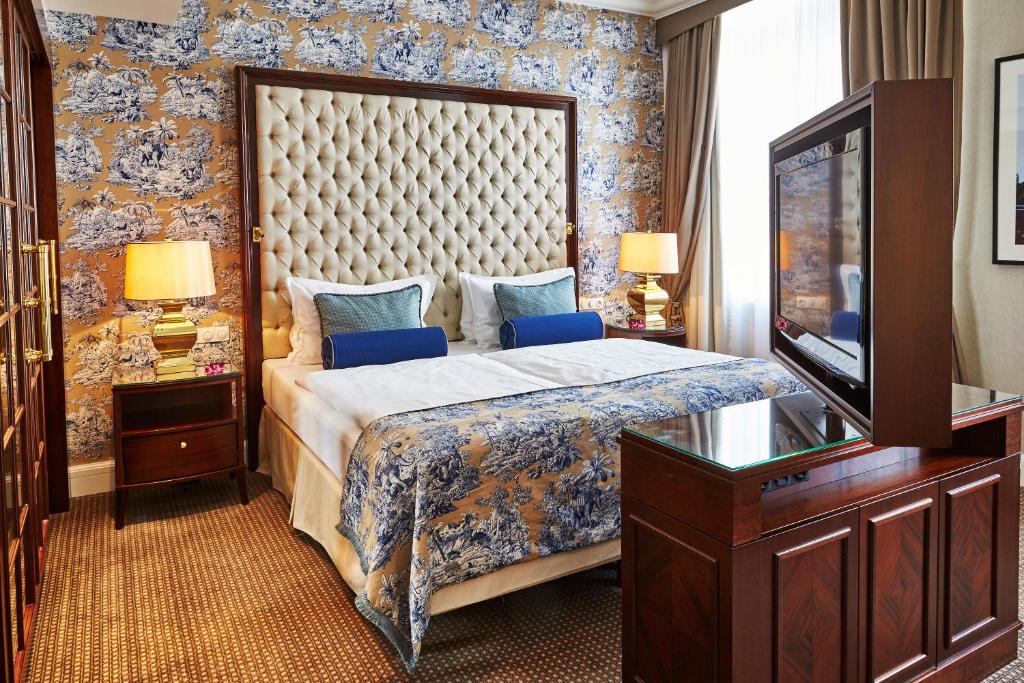 Cama ou camas em um quarto em Steigenberger Icon Frankfurter Hof