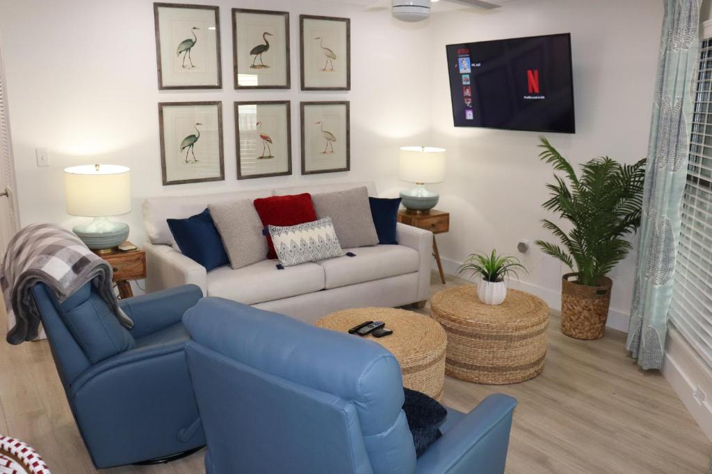 Posezení v ubytování Sandpiper 7-C ON the BEACH- Smart TVs