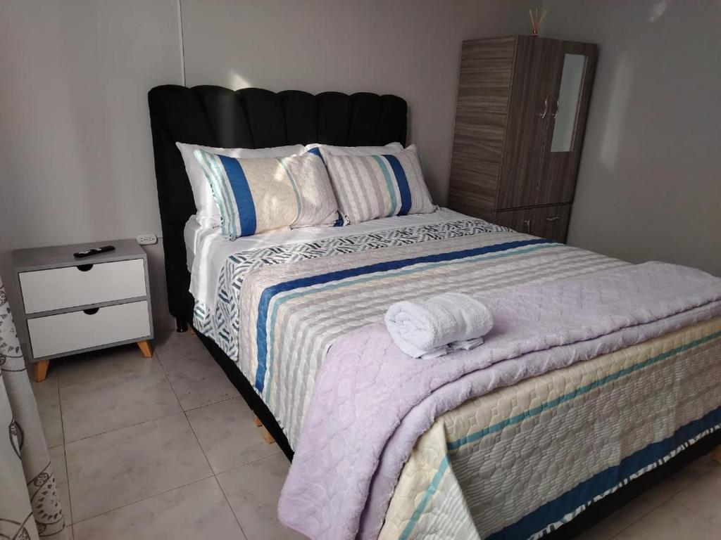 Postel nebo postele na pokoji v ubytování Dos Habitación independientes con Baño compartido