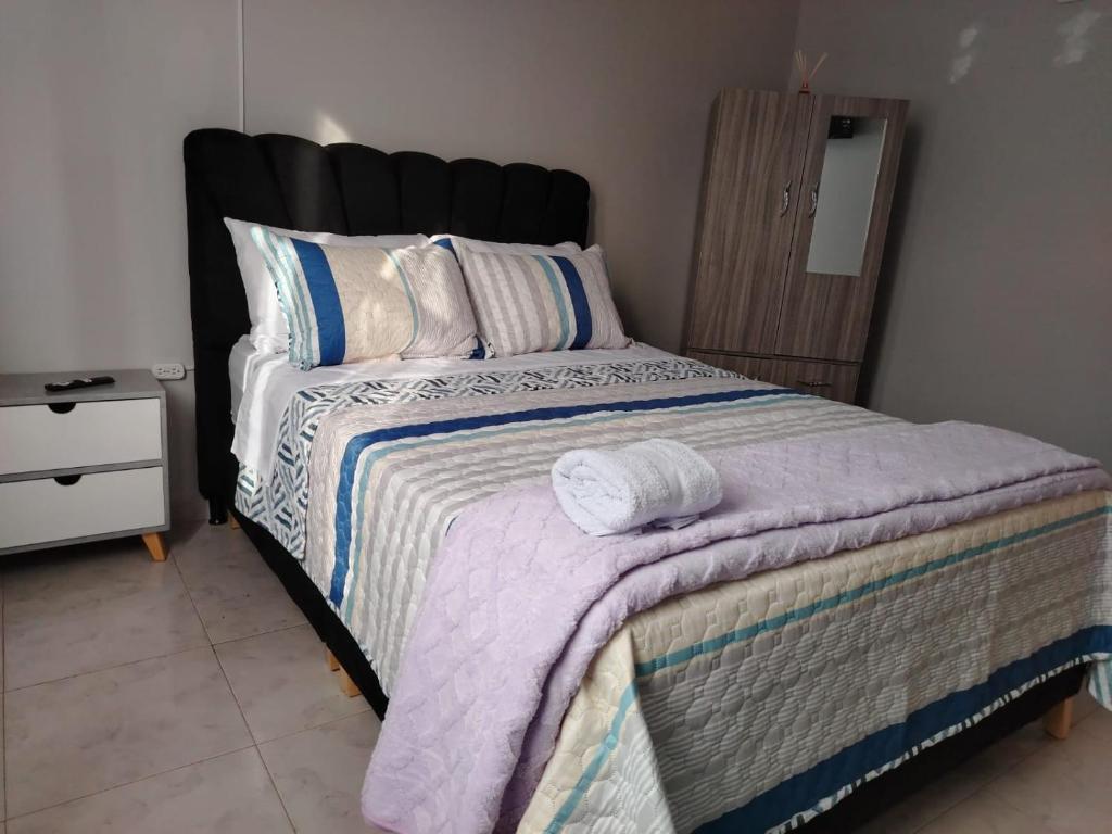 Postel nebo postele na pokoji v ubytování Dos Habitación independientes con Baño compartido
