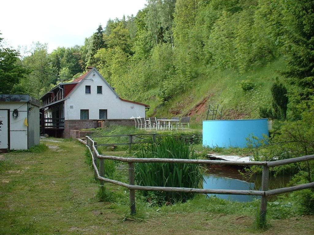VlciceにあるHoliday Home Ve Vlčicíchの塀と納屋と家屋のある農場