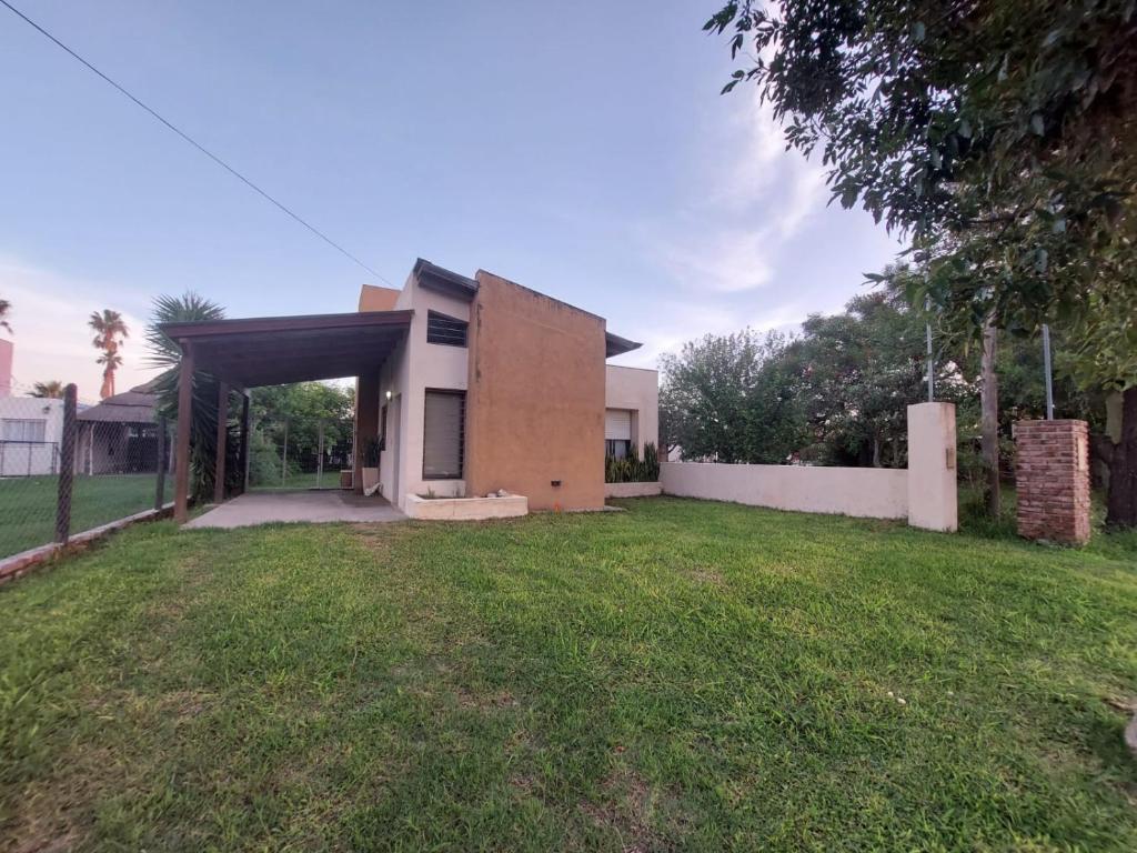 a house with a garage in a yard at Lo de nina in Miramar