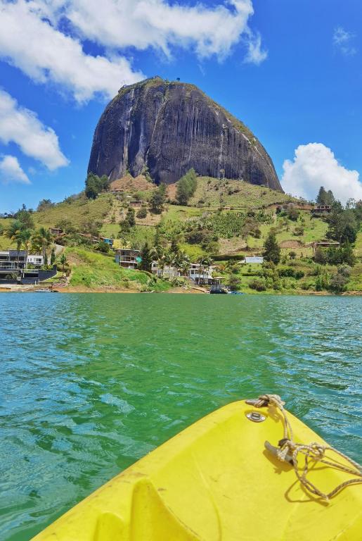 Descanso Bajo La Piedra Del Peñol